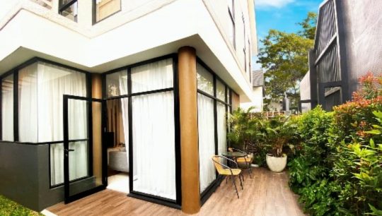 Tampilan depan rumah di Chelsea Modern Home